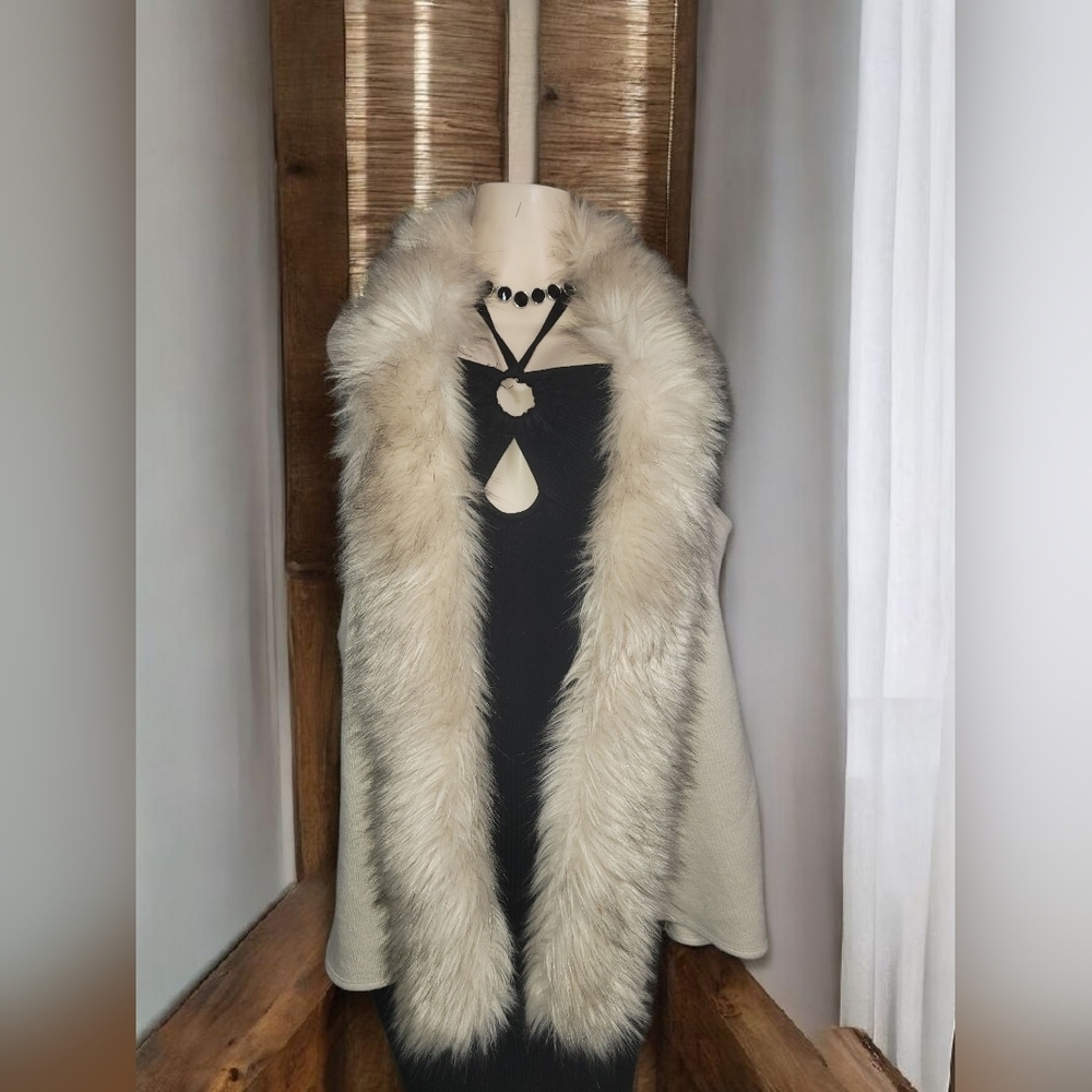 Ann Taylor Factory Cream Cape with Faux Fur Trim - Picture 2 of 8